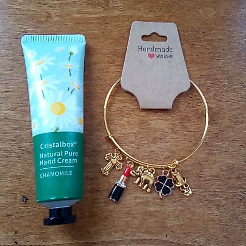 NWT! Lip Stick braclet a lotion great ality